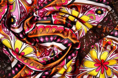 Pembe ve sarı katlanmış saten üzerinde Floral ve daireler desenle 