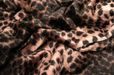 kahverengi ve siyah leopar deseni.