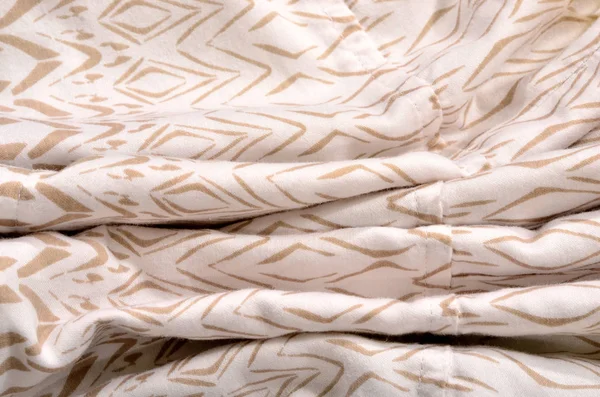 折り畳まれた布にブラウンと抽象的なダイヤモンド パターン. — ストック写真