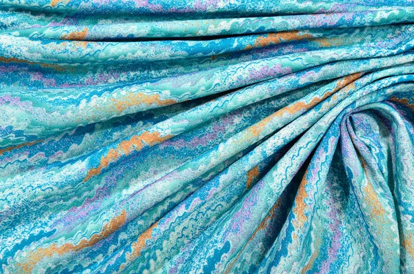 オレンジと折り畳まれた布に青と波のパターン. — ストック写真