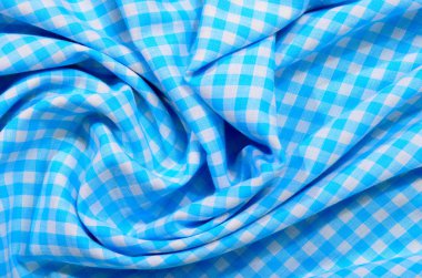 Pembe ve mavi siyah ve beyaz katlanmış kumaş çiçek desenli