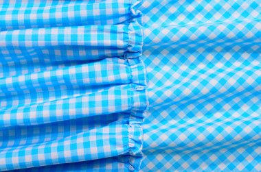 Pembe ve mavi siyah ve beyaz katlanmış kumaş çiçek desenli