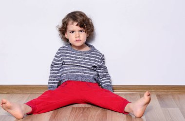 Sana bakmak güzel kızgın çocuk. Kızgın ve üzgün kızgın çocuk var ve o olumsuz bir tutum vardır. Depresyonda çocuk şikayet 