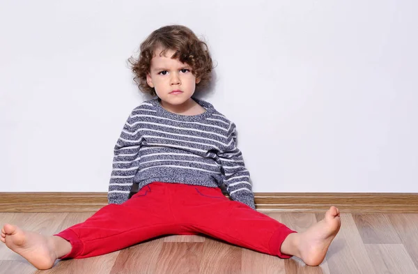 Mooie boos jongen op zoek naar jou. Gek kind kreeg boos en verdrietig en hij heeft een negatieve houding. Depressief jongen klagen — Stockfoto