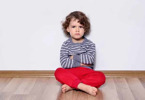 Mooie boos jongen op zoek naar jou. Gek kind kreeg boos en verdrietig en hij heeft een negatieve houding. Depressief jongen klagen — Stockfoto