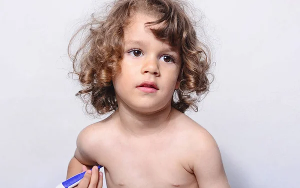 Toddler sick, trying to get his temperature with the termometer. Sad ill boy, having a flu. Beautiful boy got a cold and he gets a treatment. — Stock Photo, Image