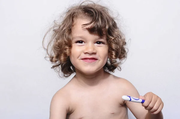 Toddler sjuka, försöker få hans temperatur med en termometer. Sorgliga sjuk pojke, med en influensa. Vackra pojke fick en kall och han får en behandling. — Stockfoto