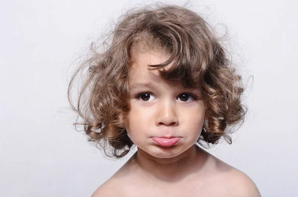 Porträtt av en vacker ledsen pojke. Toddler känsla sorg eftersom han var besviken. Bedårande pojke med olika känslor — Stockfoto