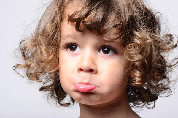 Retrato de um lindo menino triste. Criança sentindo tristeza porque ele estava desapontado. Menino adorável com emoções diferentes — Fotografia de Stock