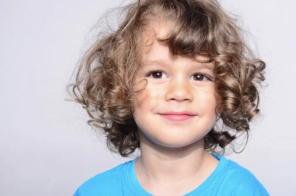 Porträt eines glücklichen, schönen Jungen. Kleinkind lächelt und hat Spaß. — Stockfoto