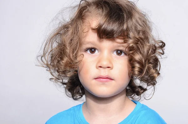 Retrato de un hermoso niño triste. El niño cayó triste porque estaba decepcionado. Adorable chico teniendo diferentes emociones — Foto de Stock