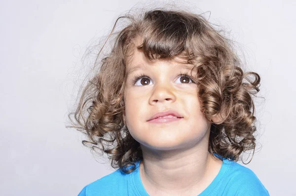 Portret van een gelukkige jongen. Peuter glimlachen en plezier. — Stockfoto