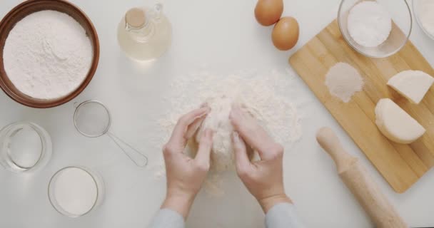 Hamuru ellerinle pişirmek ve merdane iğnesi için yuvarla. — Stok video