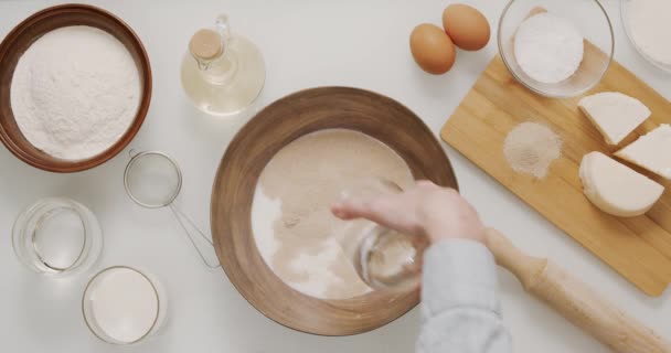 Приготування дріжджового тіста для випічки повний рецепт 4K — стокове відео