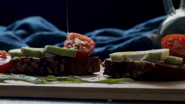 Vierta el aceite en el primer plano del sándwich de aguacate y cereza, panorama, cámara lenta — Vídeos de Stock