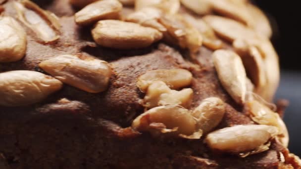 Panorama macro sobre pan de centeno con semillas de girasol — Vídeos de Stock