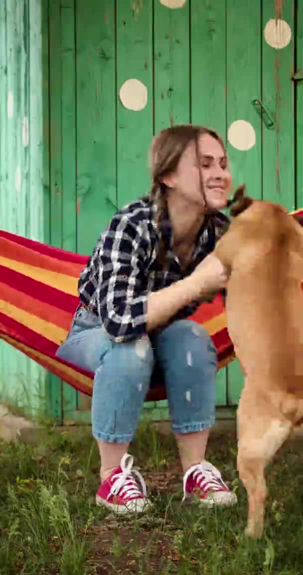 Cão Corre Para Menina Pula Rede Quadros Verticais — Vídeo de Stock