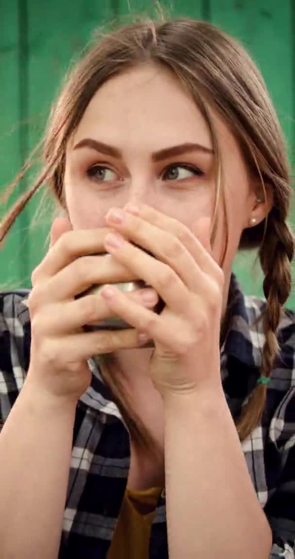 一个女孩喝茶 环顾四周 垂直框架 — 图库视频影像