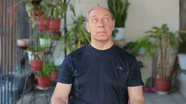 Un homme fait des exercices avec ses yeux déplaçant un carré — Video