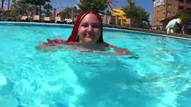 Giovane donna in una piscina in un parco di mostri . — Video Stock