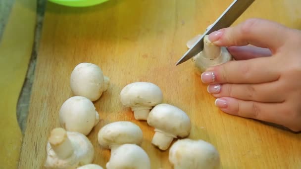 Fette di mano femminili champignon funghi su una tavola di legno . — Video Stock