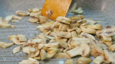 Şampiyon mantarları yağda kızartılır..