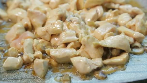 Куриное филе в пад-тайском соусе поджаривается на сковороде — стоковое видео