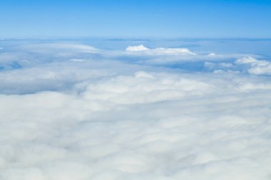 Bulutların üzerinde açık havada uçuyor..