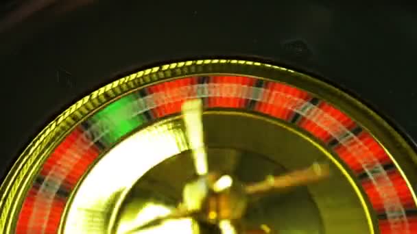 Le croupier dans un casino commence la roulette et lance une balle . — Video