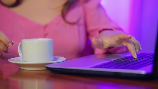 Mãos femininas tomar uma xícara de café e trabalhar com um computador — Vídeo de Stock