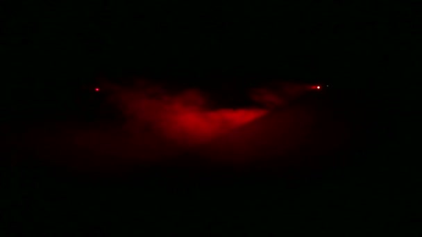 Rood licht profielspots in het donkere rook scherm. — Stockvideo