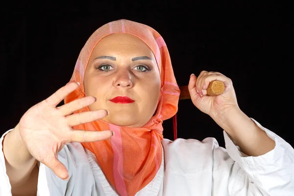 Mujer musulmana en kimono y hijab en clase de karate está entrenando con nunchucks —  Fotos de Stock