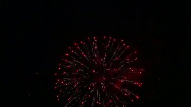 Ateş topları nehrin üzerindeki gece gökyüzünde havai fişek gösterisi. Zaman turları