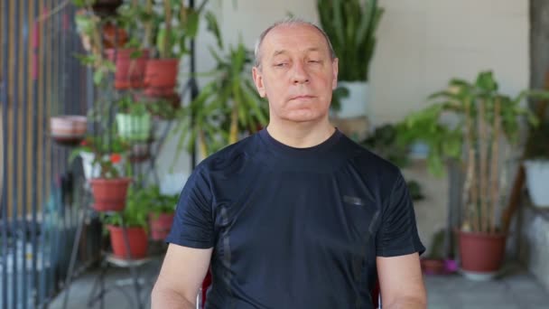 Un homme fait des exercices avec ses yeux dans un mouvement diagonal . — Video