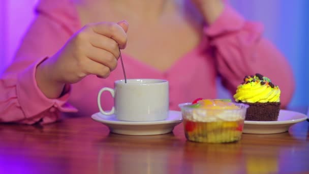 Uma judia casada em um café está falando ao telefone na mesa com café e doces — Vídeo de Stock