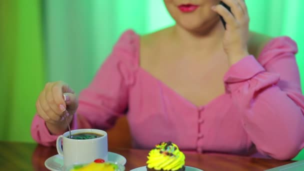 Eine verheiratete Juwelierin in einem Café belästigt mit einem Löffel Kaffee und telefoniert — Stockvideo
