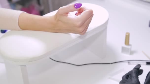 La mano del cliente del salón de belleza con el esmalte de gel de manicura . — Vídeos de Stock