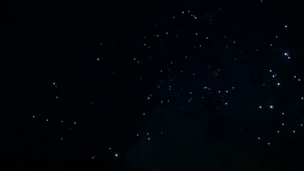 Кольорові вогняні спалахи іскри святкові феєрверки в нічному небі — стокове відео