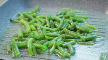 Tavada yağda kızartılmış yeşil fasulye.