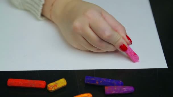 Kvinnlig hand ritar kvällsmoln på vitt papper med rosa kritpastell. Tidslopp — Stockvideo