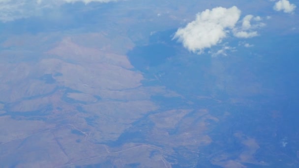 Volare sopra il mare sopra le nuvole una vista dall'alto — Video Stock