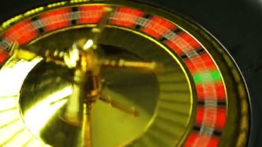 Kumarhanedeki satıcı rulete başlar ve topu atar.