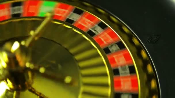 Le croupier dans un casino commence la roulette et lance une balle . — Video