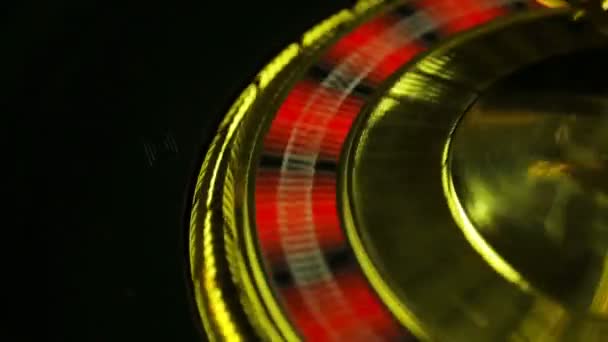 De dealer in een casino begint roulette en gooit een bal. — Stockvideo