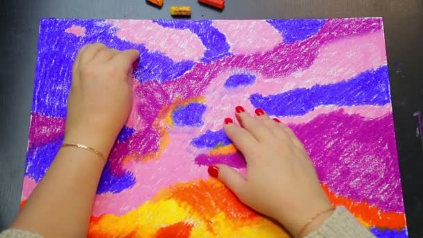 Una donna finisce di lavorare su un paesaggio cielo pastello al tramonto in gesso blu — Video Stock