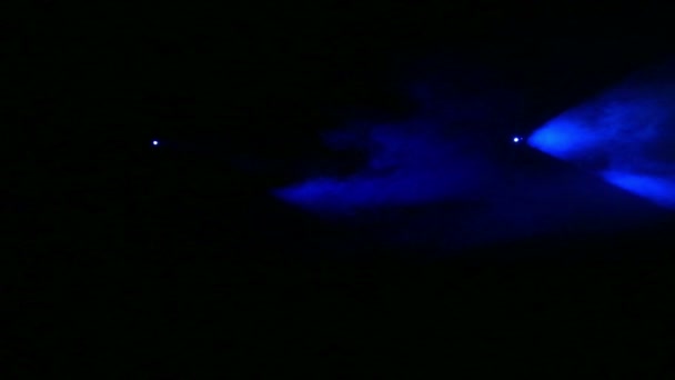 연기 담요에 어둠 속에서 파란색 프로필 스포트라이트를 생성 하는 빛 — 비디오