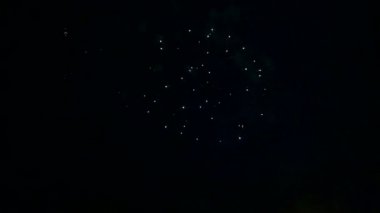 gece gökyüzünde şenlikli havai fişek neşeli ateşli kıvılcımlar