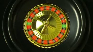 Kumarhanedeki krupiye kadın rulet fırlatıyor. 11 siyah damla.