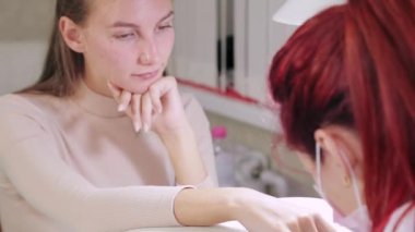 Jel cilası için oje hazırlama işlemi sırasında bir güzellik salonunun müşterisi. Odaklanma aktarımı