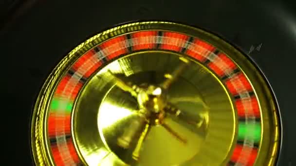 Vrouw croupier in een casino lanceert roulette. 29 zwarte druppels uit. — Stockvideo
